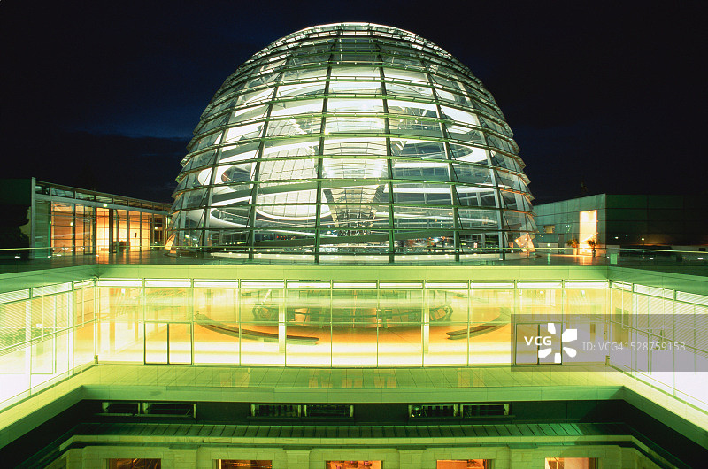 德国柏林国会大厦的夜间照明玻璃穹顶图片素材