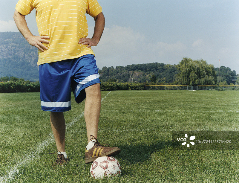 草地球场上的足球男人图片素材