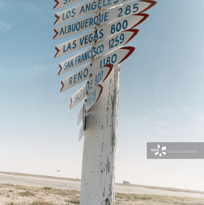 美国西南部城市距离指示牌图片素材