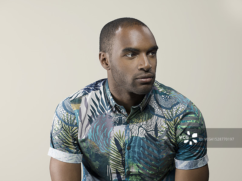 深色皮肤的男人，看向别处图片素材