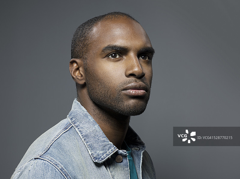 深色皮肤男士肖像图片素材