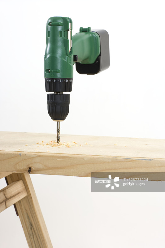 木材上的手钻图片素材