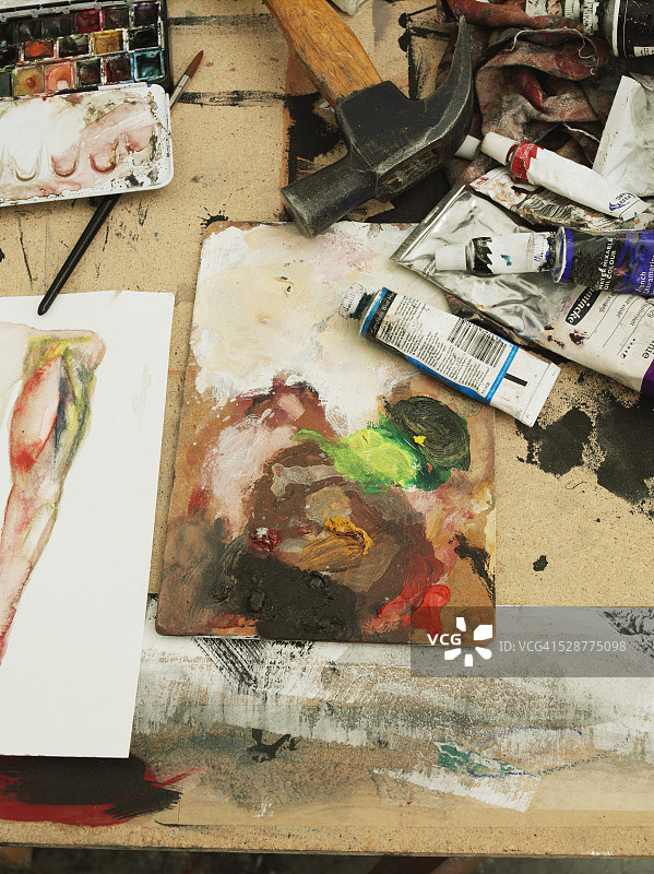 艺术家桌子上的油彩图片素材