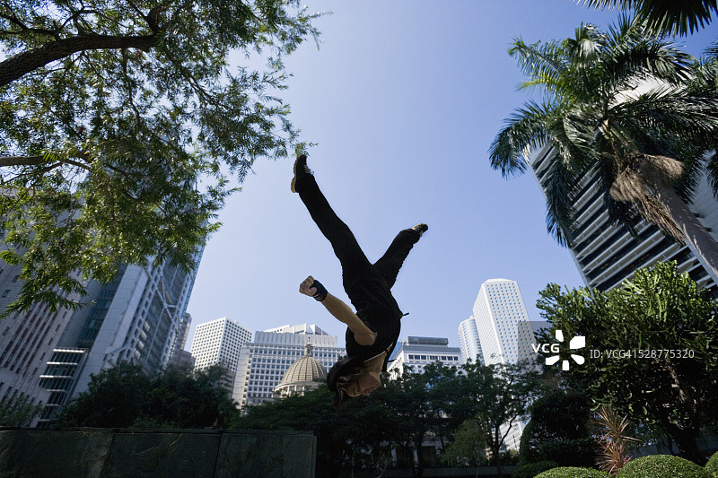 年轻男人练习跑酷图片素材