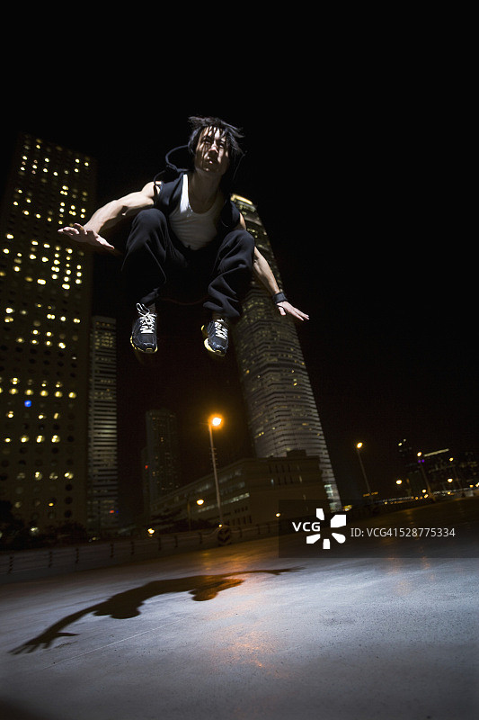 跳跃的年轻男人图片素材