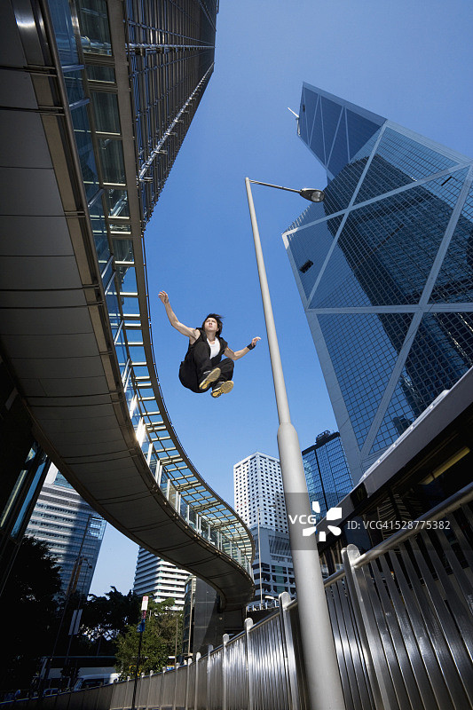 年轻男人练习跑酷图片素材