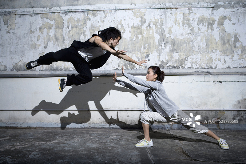 夫妻练习杂技图片素材