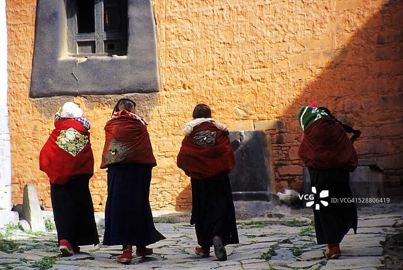 在藏族聚居区罗布林卡宫的妇女图片素材