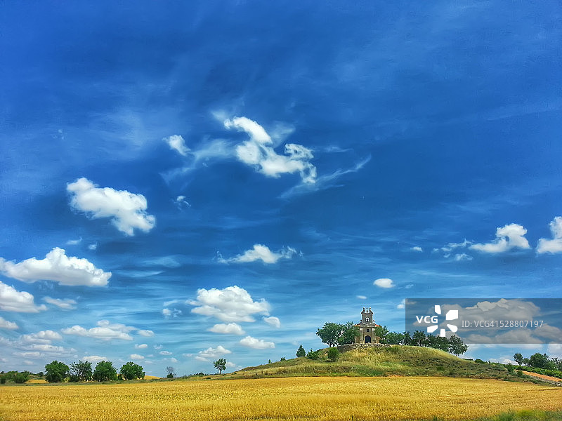 山顶上的教堂图片素材