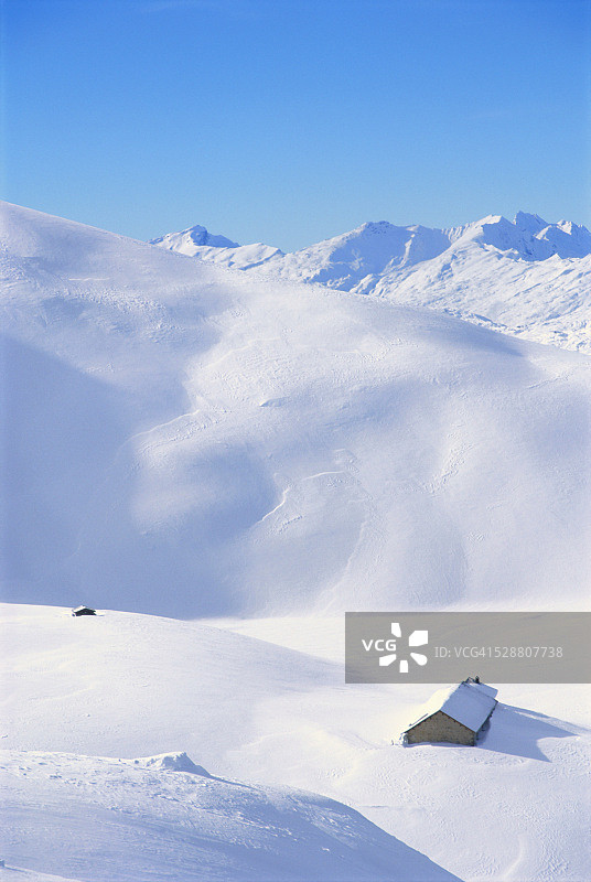 瑞士格劳宾登州伦策海德冬季山间小屋图片素材