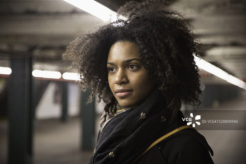 在地铁站的年轻女人图片素材