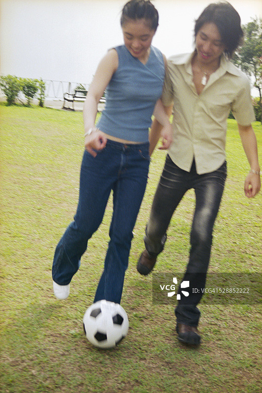 情侣玩足球图片素材
