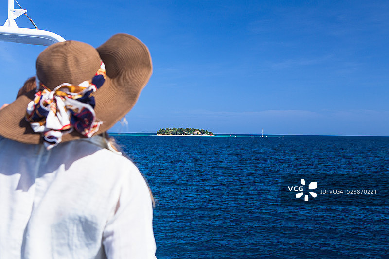 驶向斐济海滩梳理者岛的船只图片素材