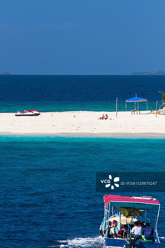 驶向斐济海滩梳理者岛的船只图片素材