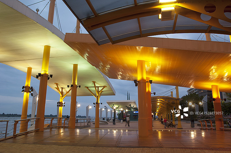 沿瓜亚斯河的Malecon 2000长廊图片素材