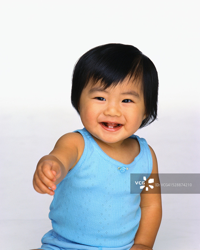 穿着蓝色背心的女孩图片素材