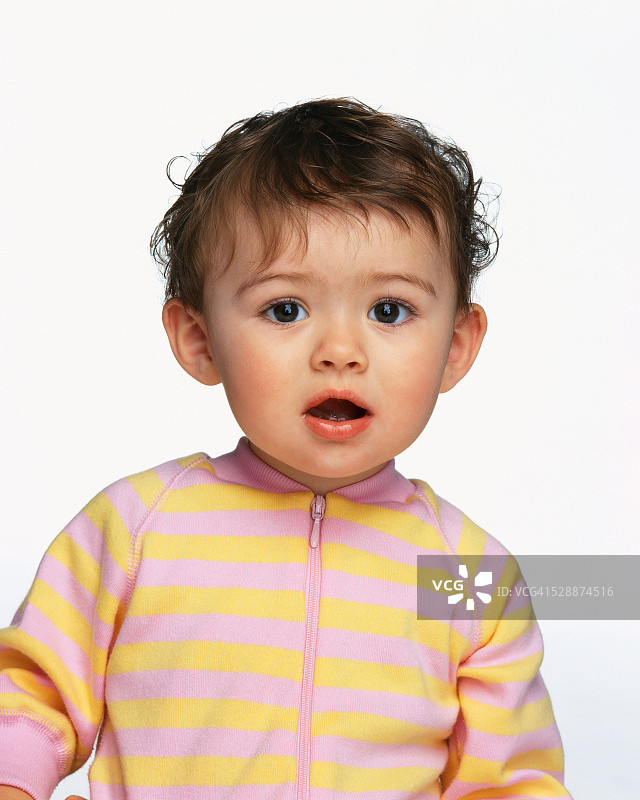 穿着条纹衫的惊讶幼儿图片素材