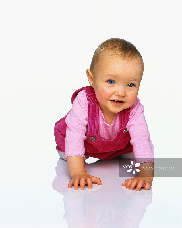 爬行的幼儿图片素材