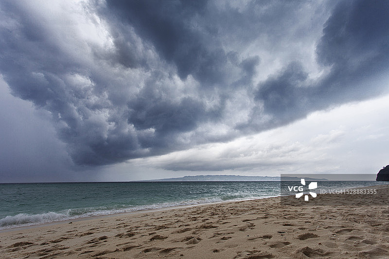 暴风雨的乌云图片素材