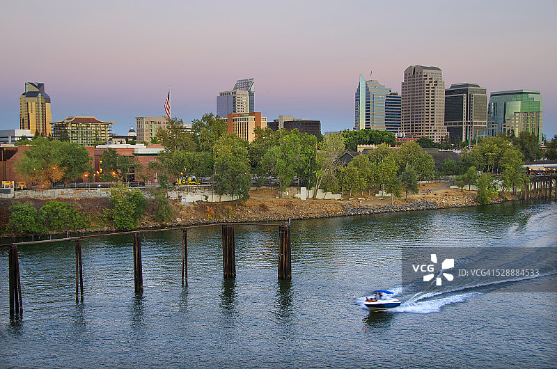 萨克拉门托河与城市风光图片素材