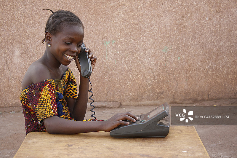 打电话的小女孩图片素材