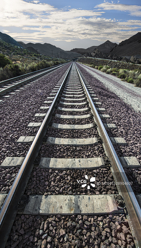 仰视角度的火车轨道图片素材