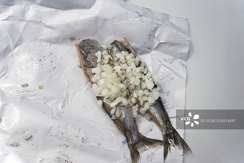 生的鲱鱼和生洋葱图片素材