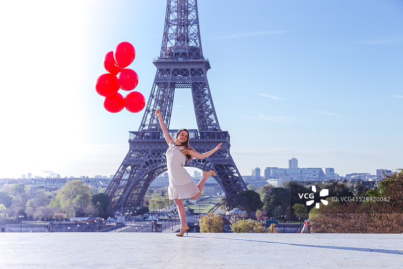 在埃菲尔铁塔附近快乐跳跃的漂亮女孩图片素材