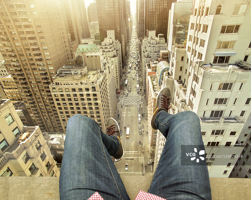 楼顶露台上俯瞰纽约市的男人图片素材