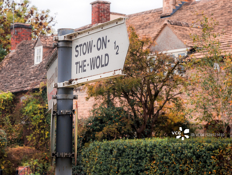 科茨沃尔德斯托昂泽沃尔德的路标图片素材