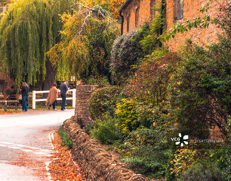 通往科茨沃尔德洛斯劳特河眼桥的道路图片素材