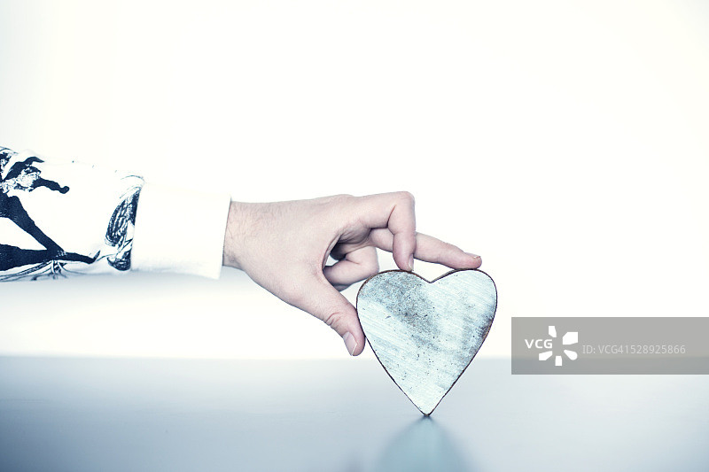 手拿木制爱心图片素材