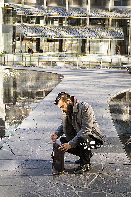 背帆布包的时尚潮人图片素材