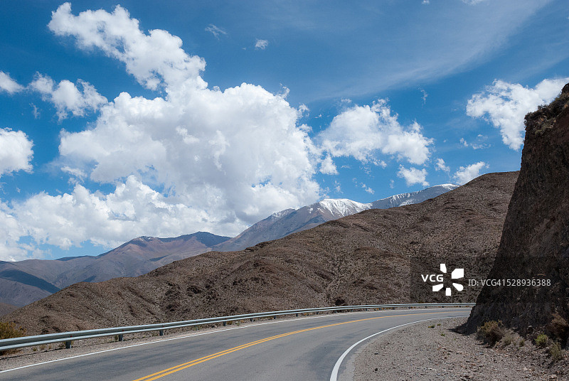 通往阿凯山脉的51号公路，阿根廷萨尔塔省图片素材
