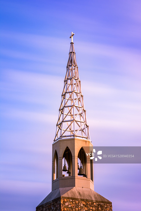 长时曝光柔和天空下的基督教教堂图片素材