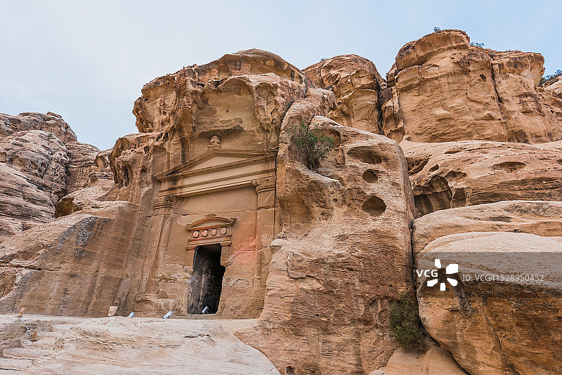 约旦小佩特拉（Al Beidha, Siq al-Barid）的陵墓图片素材