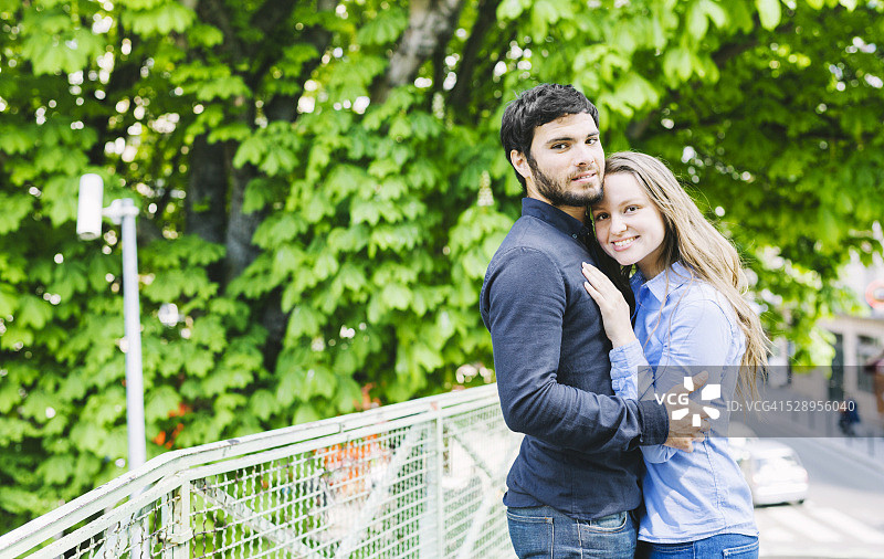 在城市里拥抱的年轻情侣肖像图片素材