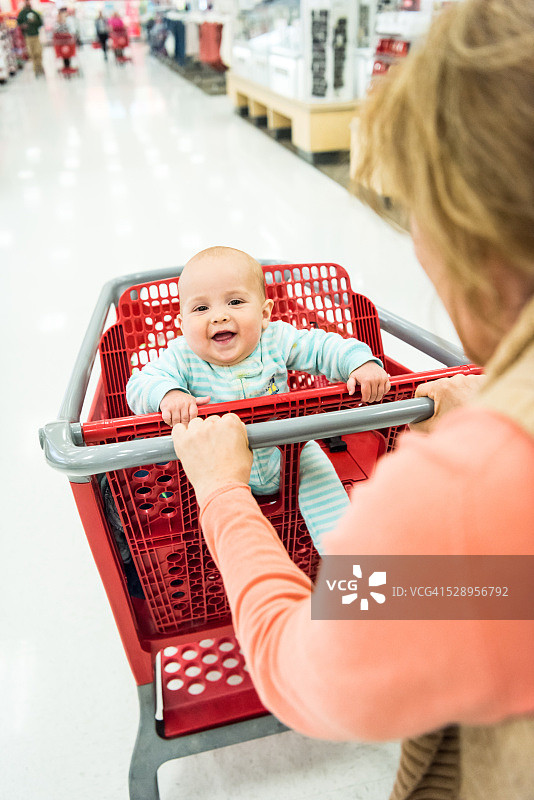 和她的宝宝一起购物图片素材