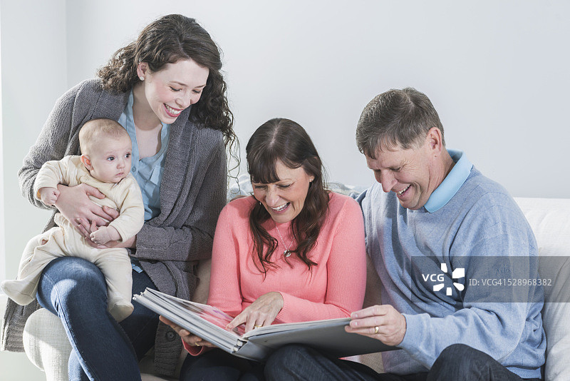 三代同堂和宝宝一起看相册图片素材