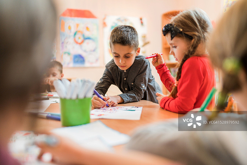 在学前班课堂上绘画的小孩图片素材