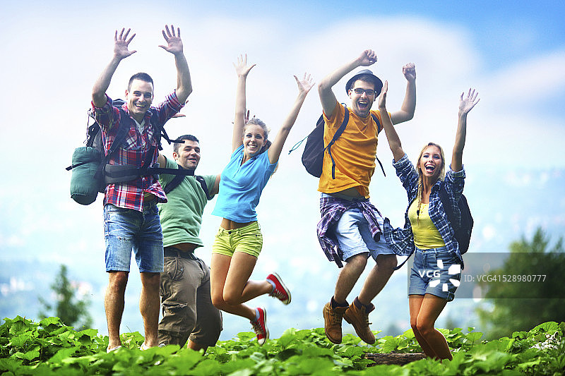 在林地中快乐的登山者图片素材