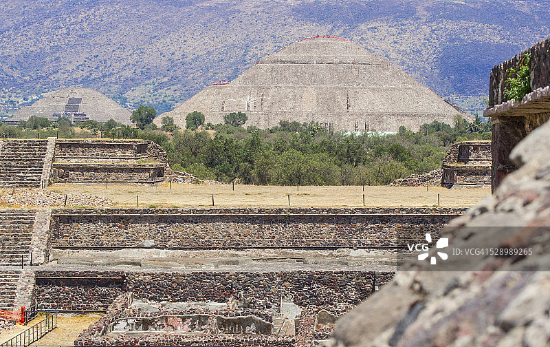 特奥蒂瓦坎的太阳金字塔和月亮金字塔图片素材