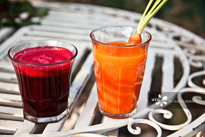 桌上的胡萝卜甜菜汁图片素材