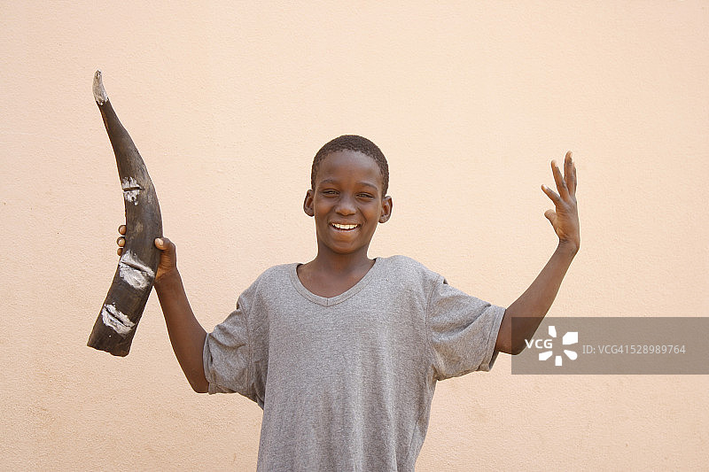 拿着喇叭的男孩图片素材