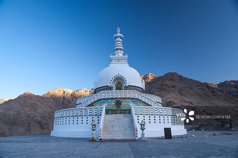 山顶上的和平佛塔与喜马拉雅山脉图片素材