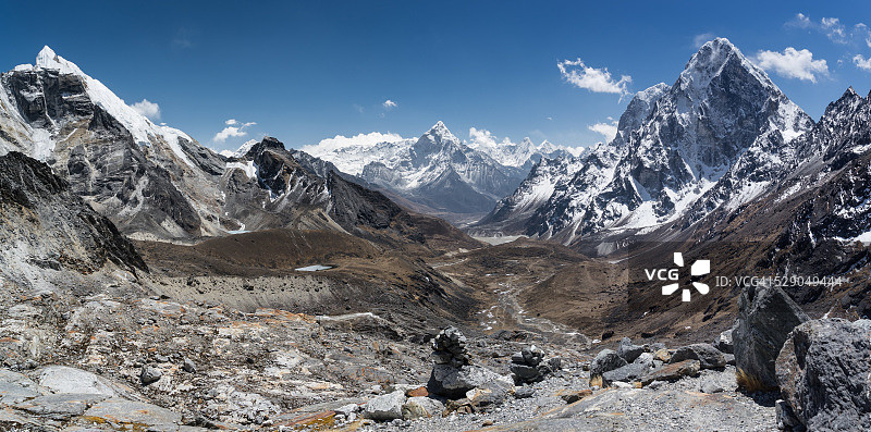 珠穆朗玛峰地区卓拉山口的壮丽景色图片素材
