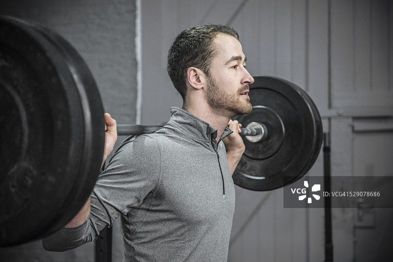 中年男人在健身房举杠铃图片素材
