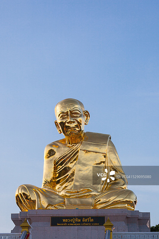 銮普添大师（著名佛教僧侣）的金色雕像图片素材