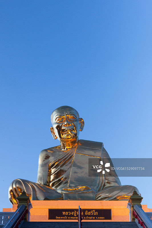 銮普添大师（著名佛教僧侣）的金色雕像图片素材