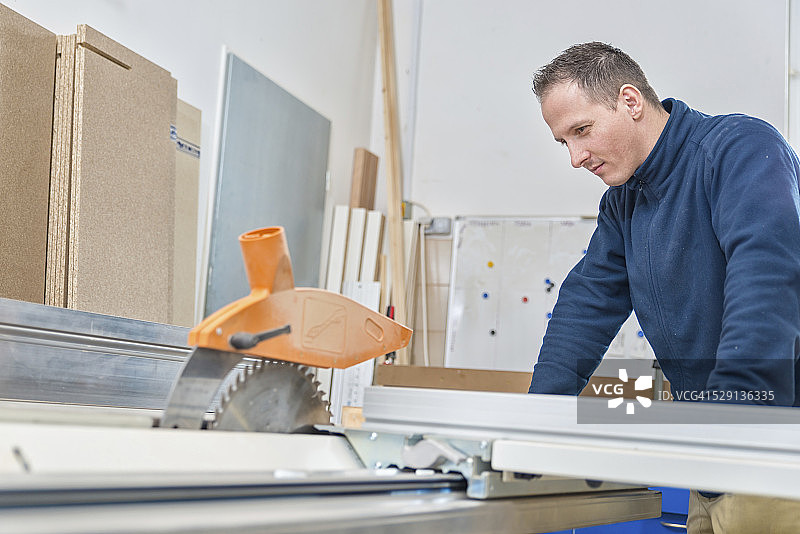 切割木板图片素材